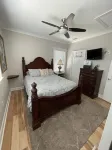 Charming Guest House on Yonge - Old Village 레그 몰 공원 주변 호텔