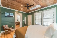 Fully-restored 1850s German Home in Downtown New Braunfels - B Hotels near Jurong reptile park