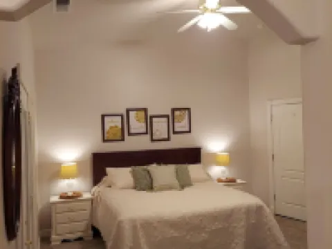 Spacious home with panoramic views of Zion National Park! Come & visit! 維爾京酒店