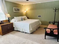 Cozy, comfortable Lakehouse getaway - Sleeps 10! WiFi, Private Dock Hotels in Crisp County