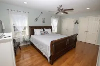 Family fun - 4 min drive to beach & walking distance to amenities! Dog friendly!