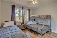 Luxury Golf Simulator, Golden Tee, Shuffleboard, Hot Tub and Stunning Views! - balcony