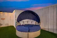 Hot Tub, Putting Green, Game Room!
