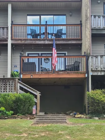 Benjamin's by the lake/Walk to cool pool