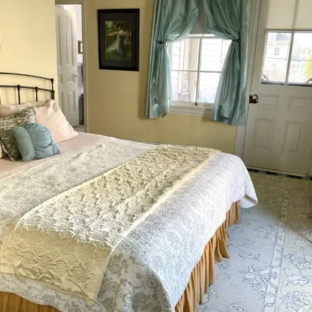 Historical Victorian 2 bedroom Flat 1 block from Beach JUST RENOVATED!
