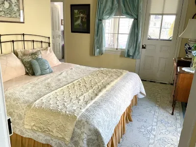 Historical Victorian 2 bedroom Flat 1 block from Beach JUST RENOVATED!