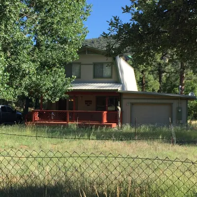 Cozy but roomy cabin in the mountains next to Strawberry Creek