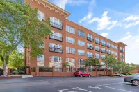 One Bedroom Hideaway w/ free parking steps to Downtown