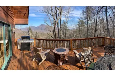 Charming Mountain View Cabin, Rumbling Bald, Lake Lure