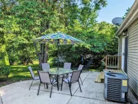 Charming house - minutes from downtown, walking distance to Ingersoll! Hotel in zona Università Drake