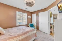 Private Seaside Cottage. Pool Access, Balcony, Outdoor Bar, Short Walk To Beach!