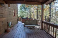 Rustic Ridge a Cozy 4-bedroom cabin w/ pool table & hot tub in adorable Townsend