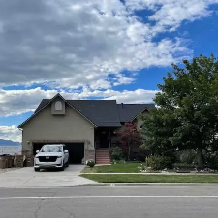 Ski Retreat with Hot Tub & 360 Views of SLC from 5bd 4ba in Draper, 100% 5 Stars