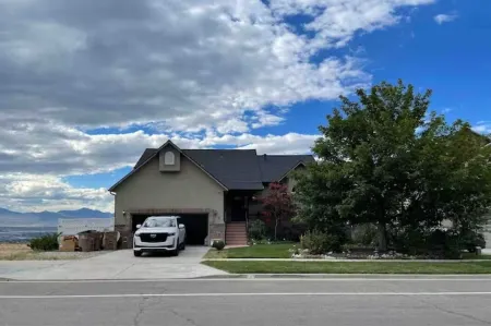 Ski Retreat with Hot Tub & 360 Views of SLC from 5bd 4ba in Draper, 100% 5 Stars