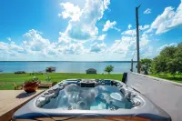 Hot Tub, Kayaks, Underwater Fishing Light! Luxurious Pitch-n-Skip Hideaway! - 4-Star