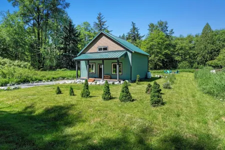 Cabin at Rainier: New-AC-WiFi-Lg. Yard