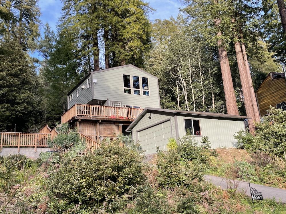 Adorable cottage w/ ocean views, redwoods, and a hot tub. Pets OK!