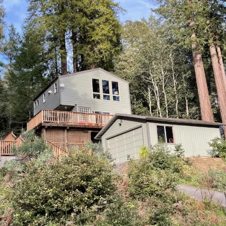 Adorable cottage w/ ocean views, redwoods, and a hot tub. Pets OK!