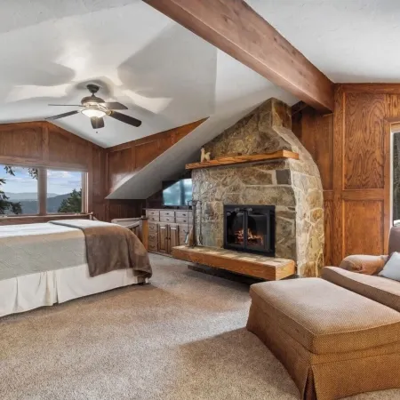 Big Mountain Treehouse!  Beautiful cabin home w/ SPECTACULAR views of Lake