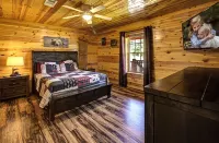Cozy Private Cabin! 3BD2Bath/Hot Tub/GSM/Lake/Pool/Pet-friendly/Gated community Blowing Cave Mill 주변 호텔
