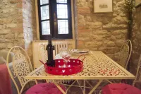 Ancient rock house with garden,situated in the centre,with view of Umbria Hotels in Corciano