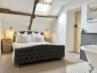Beautiful Large Country Barn Conversion Hot Tub, Pool, BBQ Hut, Large Grounds Hotels in Pencarreg