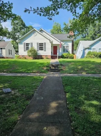 Cozy Home by downtown Columbia. 4 miles from USC Campus, Fort Jackson, Stadium Отели рядом с достопримечательностью «Ривербанкс Зу энд Гарден»