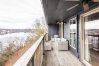 Lakefront 2B/2B Minutes from downtown!