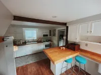 Quiet renovated cottage by Seabreeze