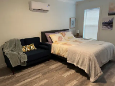 Newly renovated cozy cottage, located in the backyard of my home.