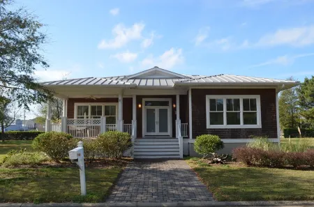 Bay Creek Meets Historic Cape Charles! pool access! Отели в г. Кейп Чарльз