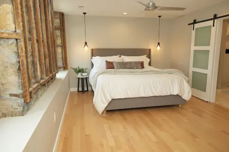 Beautiful 3 bed 2.5 bath condo w/pullout sofa in downtown Utica