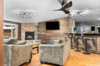 The King Ranch, Hot Tub, King Beds, Fireplace, Just outside of Traverse City