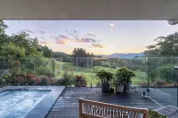Ralphie’s - 2 bed 2 bath with panoramic views