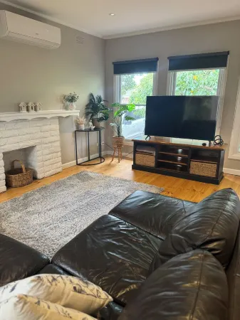 MOUNTVIEW residence is a gorgeous renovated house at the bottom of Mount Leura. Отели в г. Кэмпердаун