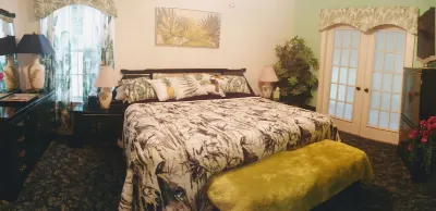 sleeps 12 people / Beach 5 min./ backs on nature park & lake with trails