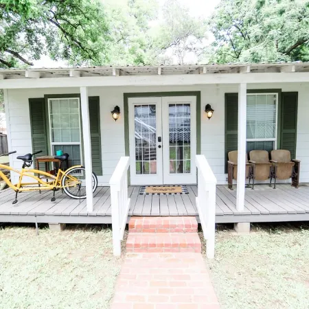 NEW - Adorable Cottage w/ Full Kitchen/ Free Tandem Bike
