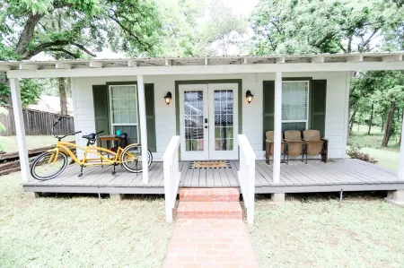 NEW - Adorable Cottage w/ Full Kitchen/ Free Tandem Bike