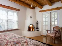 Light Filled, Spacious Casita~Walk to Downtown & Mountain Views