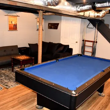 Newly Remodeled, Close to the lake, hot tub, and game room