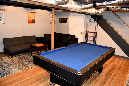Newly Remodeled, Close to the lake, hot tub, and game room