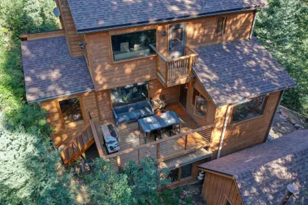 Forest Retreat, Hot Tub, Near Red Rocks.