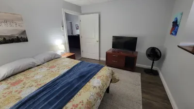 Downtown Tell City Ground floor 1 Bed 1 Bath Wifi 30 minutes to Holiday World Hotels in 