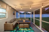 8 Minutes from numerous beaches, hot tub and beautiful fire pit