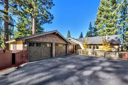 Tahoe Aloha Cabin: TWO Kitchens & Living Rooms, Game Rm, Hot tub, Fitness  Equip