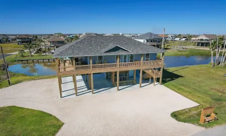 S.S. Esmeralda-Newly built home-3min from beach