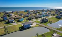 S.S. Esmeralda-Newly built home-3min from beach