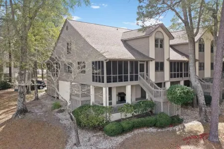 Spacious 4 bed/ 4 bath Villa on Golf Course