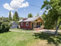Downtown Cozy Red Cabin Hotels in Victor