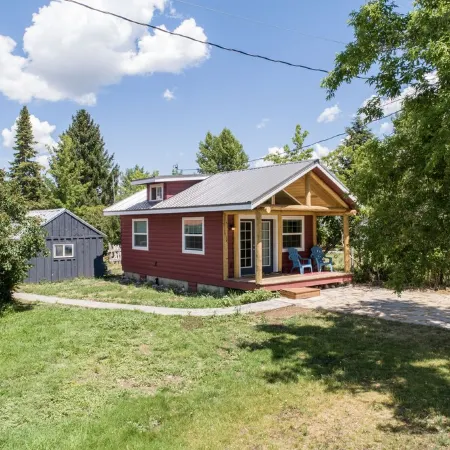 Downtown Cozy Red Cabin Отели в г. Виктор